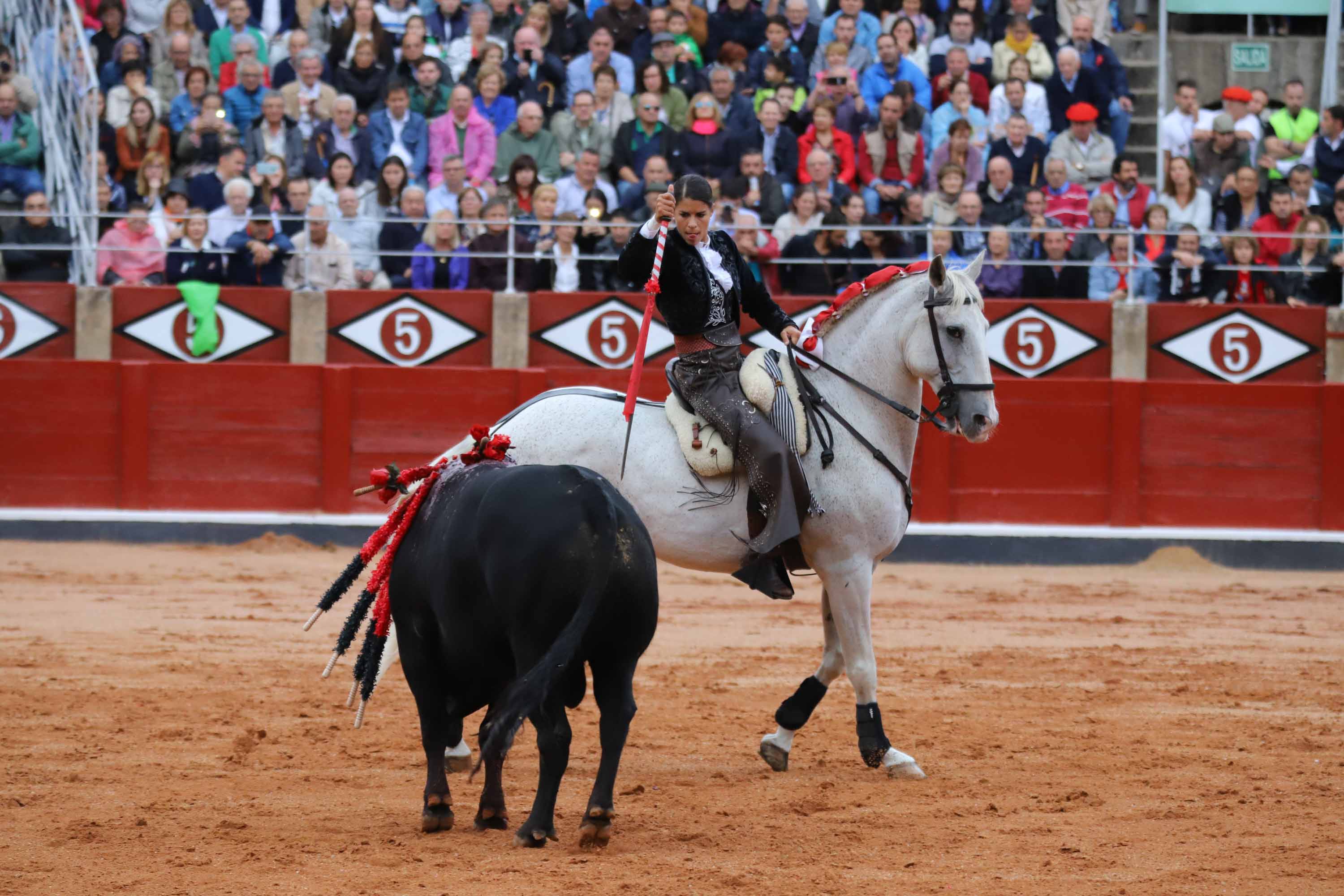 Lea Vicens y Guillermo Hermoso de Mendoza abrieron la puerta grande de La Glorieta tras cortar dos orejas cada uno en el sexto y último festejo de la Feria de Salamanca en el que Pablo Hermoso de Mendoza con toros de Herederos de Sánchez y Sánchez se fue de vacío