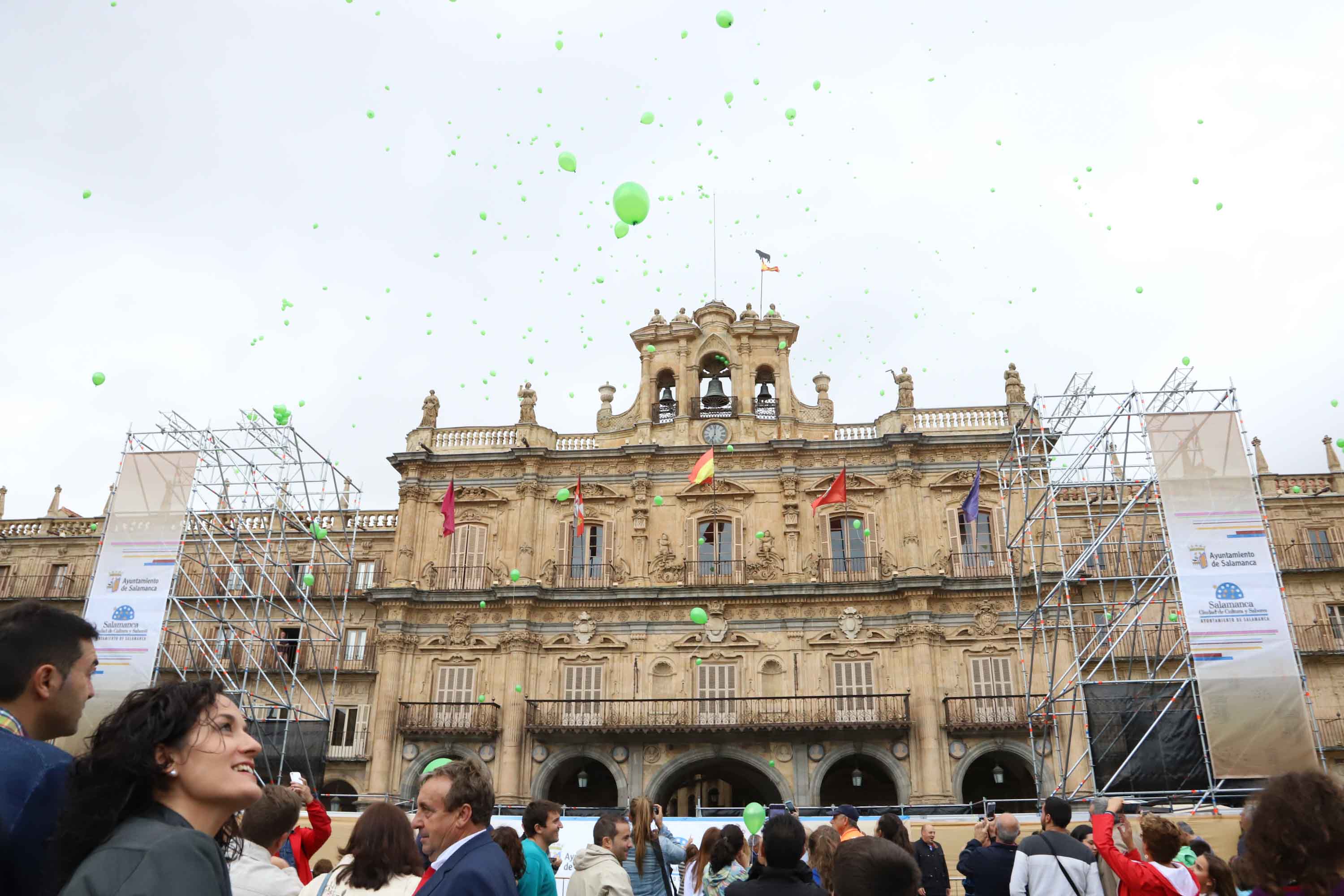 Fotos: Suelta de globos con motivo del Día Mundial del Alzheimer en Salamanca