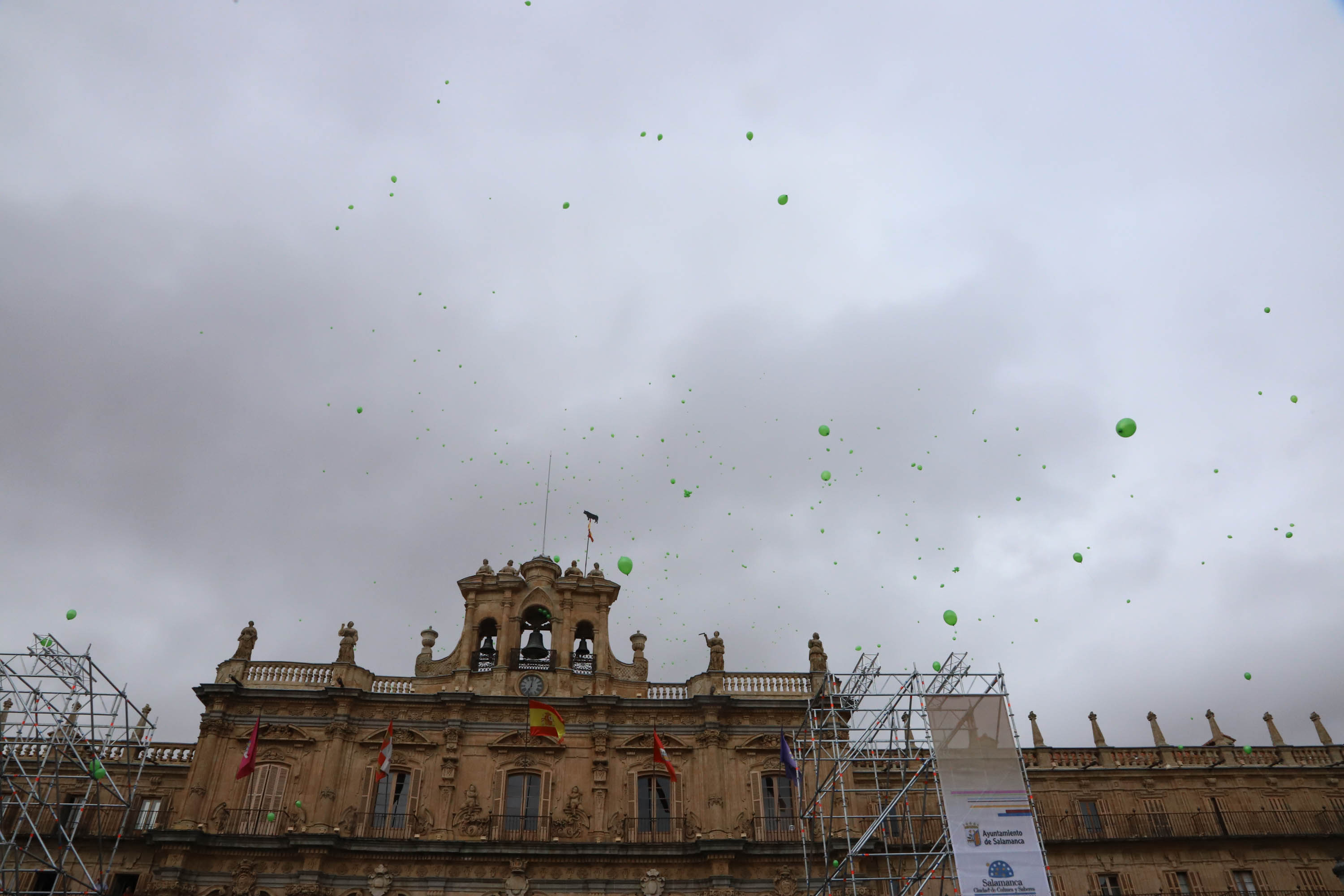 Fotos: Suelta de globos con motivo del Día Mundial del Alzheimer en Salamanca
