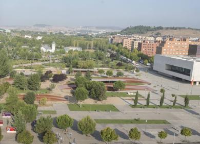 Imagen secundaria 1 - Por encima de la Plaza de Toros asoma el río, con los edificios de Reyes Católicos y Puente Colgante a su vera. Al otro lado, la Huerta del Rey, aún sin edificar. Debajo, Villa de Prado con las zonas arboladas. 