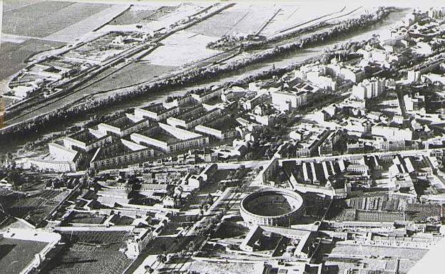 Imagen principal - Por encima de la Plaza de Toros asoma el río, con los edificios de Reyes Católicos y Puente Colgante a su vera. Al otro lado, la Huerta del Rey, aún sin edificar. Debajo, Villa de Prado con las zonas arboladas. 