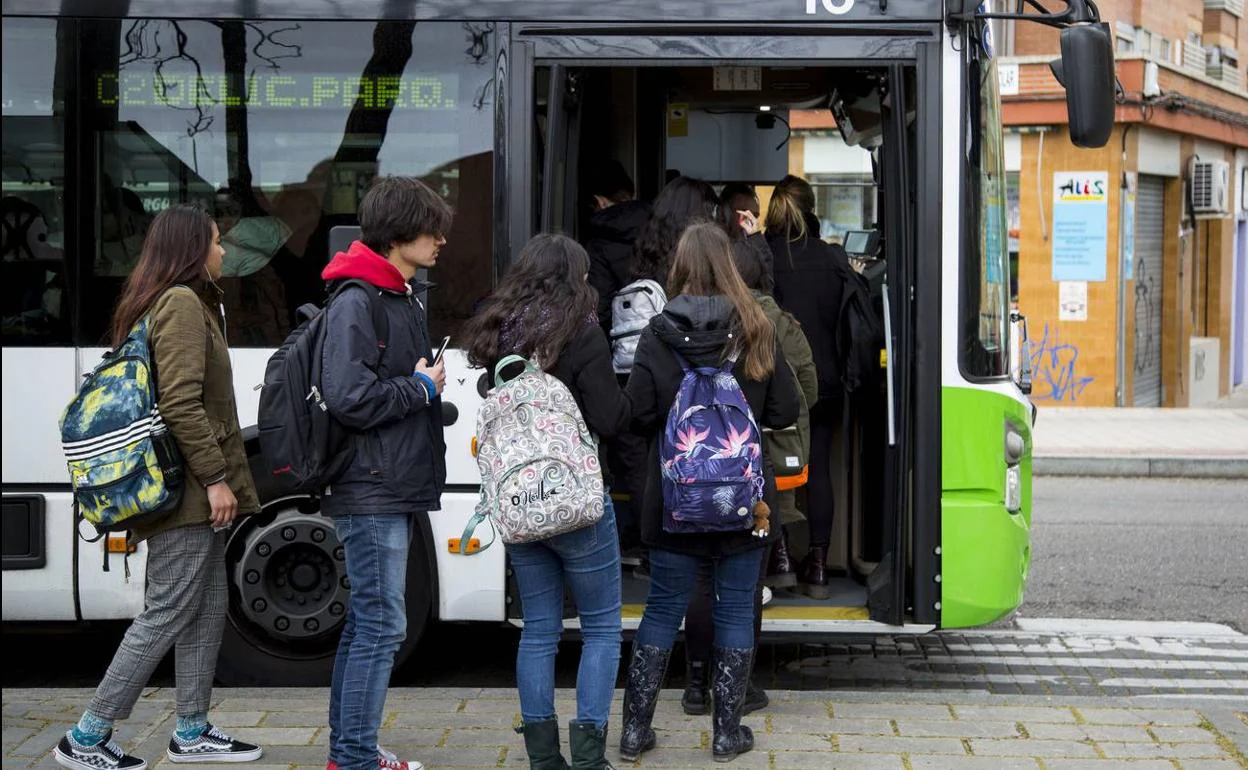 Jóvenes estudiantes suben a un bus urbano en Valladolid. 