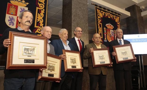 Los cinco alcaldes que fueron ayer homenajeados en el Día de la Provincia por haber estado 40 años en el cargo, junto a Javier iglesias.