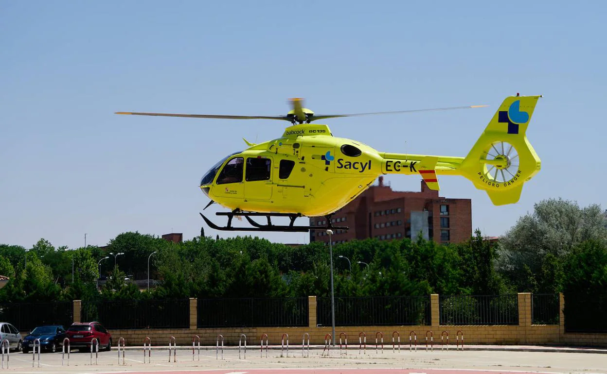 Un helicóptero de Sacyl, en una imagen de archivo.