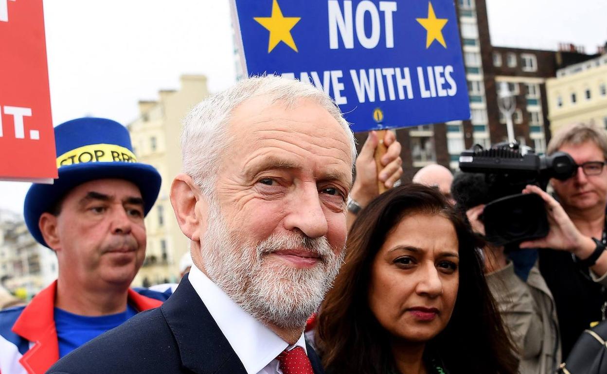 El líder del Partido Laborista, Jeremy Corbyn (c), tras el segundo día del congreso anual del Partido Laborista celebrado en Brighton. 