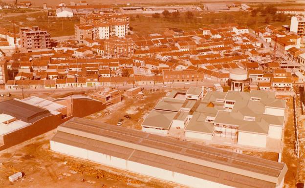 Imagen principal - Arriba, construcción del instituto Galileo en Pajarillos. Sobre estas líneas, parque de Canterac y zona arbolada junto al antiguo matadero. 