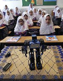 Imagen secundaria 2 - 'Mindar' ora en una ceremonia budista en el templo Kodaiji de Japón, donde buscan acercarse así a los más jóvenes. En 2017, la empresa nipona Nissei Eco Co delegó en 'Pepper' el oficio de funerales para abaratar costos. En 2014, un maestro iraní ideó un pequeño robot, 'Veldan', que enseña el Corán