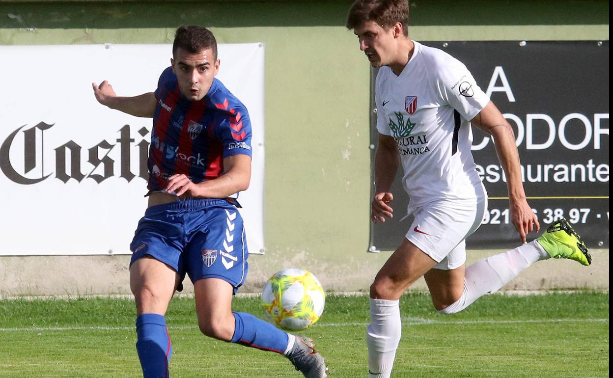 Abad centra desde su banda en un momento del partido frente al Santa Marta.