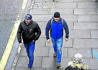 Imagen secundaria 1 - El excoronel de los servicios secretos rusos y espía para la CIA Serguéi Skripal, en el momento de ser detenido en Moscú. Abajo, los dos miembros del GRU que supuestamente intentaron matarle con veneno en Inglaterra. María Bútina, que se infiltró en la Asociación Nacional del Rifle estadounidense, posa con un arma en Moscú. Actualmente está en prisión en Estados Unidos.