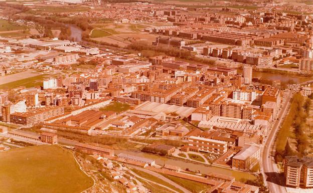 Abajo, el Canal de Castilla, frontera del barrio de La Victoria, con el Pisuerga por encima para dar paso a la Rondilla, sin apenas zonas verdes. 