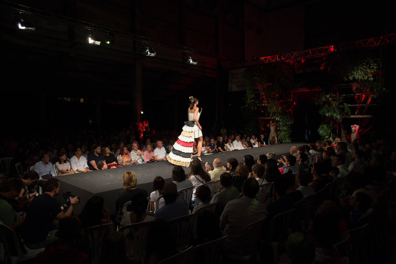 Un total de 52 obras desfilaron en el tradicional Concurso Internacional de Vestidos de Papel de la localidad vizcaína de Güeñes | 21 trabajos participaron en la categoría infantil y el resto en la de adultos