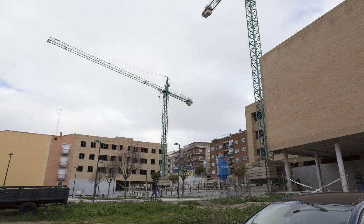 Obras de construcción de nuevas viviendas en Salamanca. 