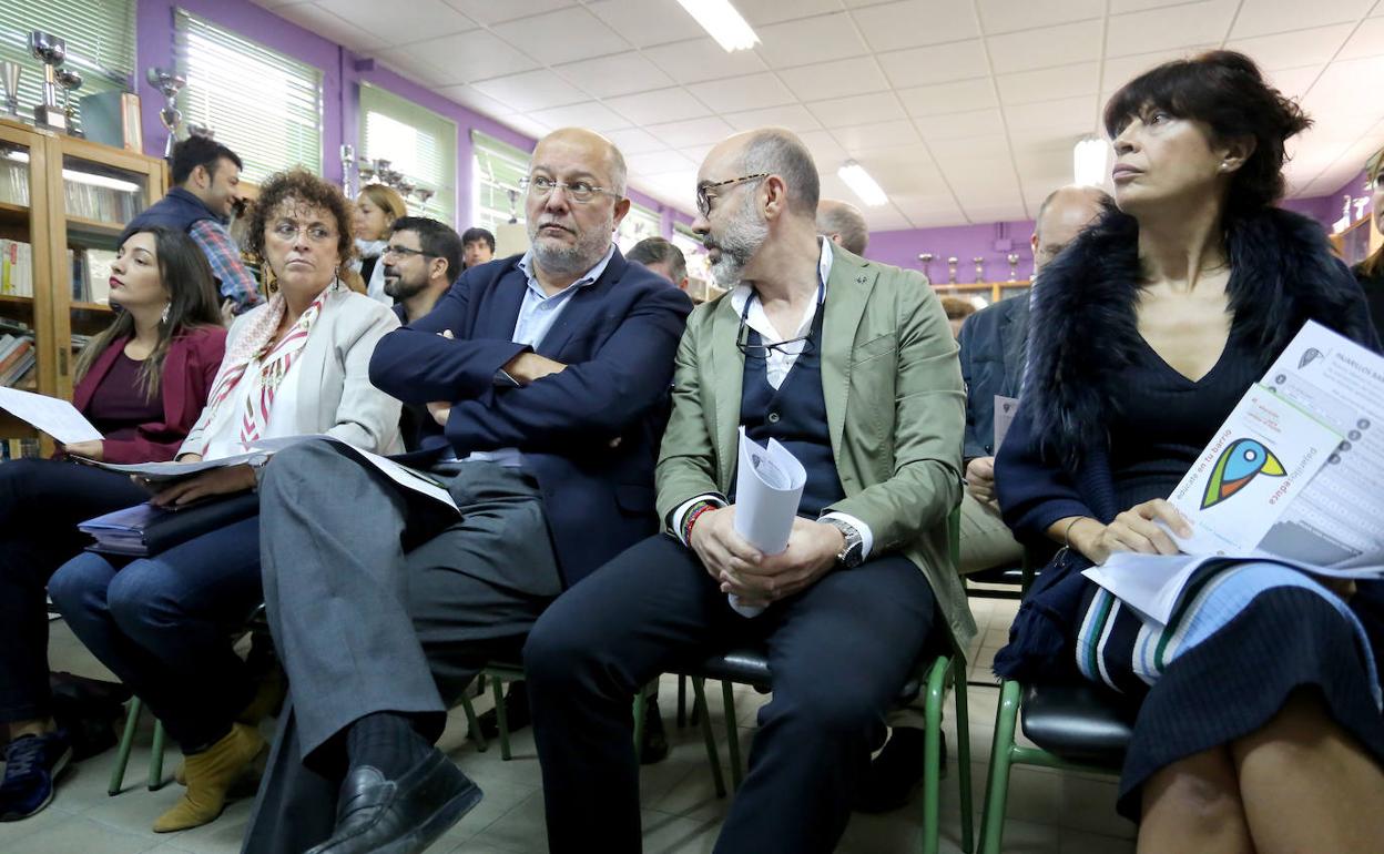 El vicepresidente, portavoz y consejero de Transparencia, Ordenación del Territorio y Acción Exterior, Francisco Igea, junto con el consejero de Cultura y Turismo, Javier Ortega, en la presentación del proyecto Pajarillos en red de Valladolid.