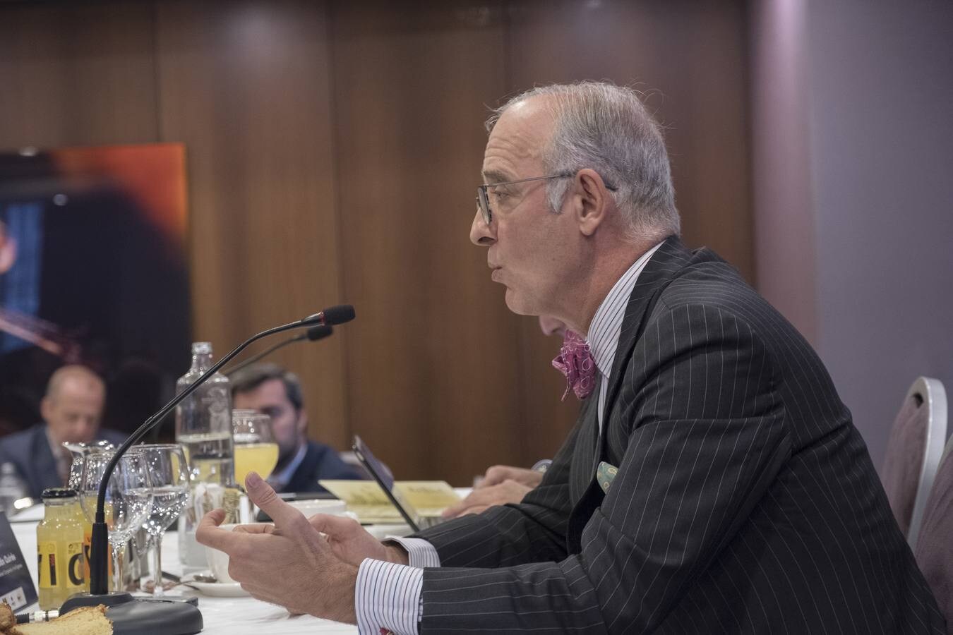 Ante un nutrido auditorio, el economista y presidente de Freemarket Corporate Intelligence ha pintado un panorama sombrío para nuestro país, porque «desde 2015 no hay política fiscal ni reformas estructurales»