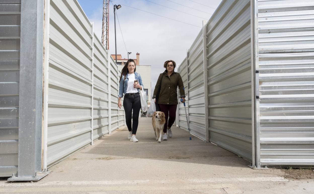 Ana y Nines, vecinas de Belén, atraviesan el pasaje de la plaza del aviador Gómez Barco. 