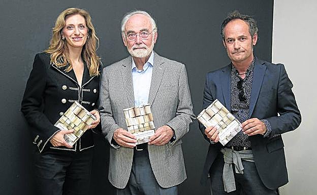 Juan Pedro Aparicio, ayer en el Patio Herreriano junto a la escritora Mar Sancho y el editor Héctor Escobar. :: 