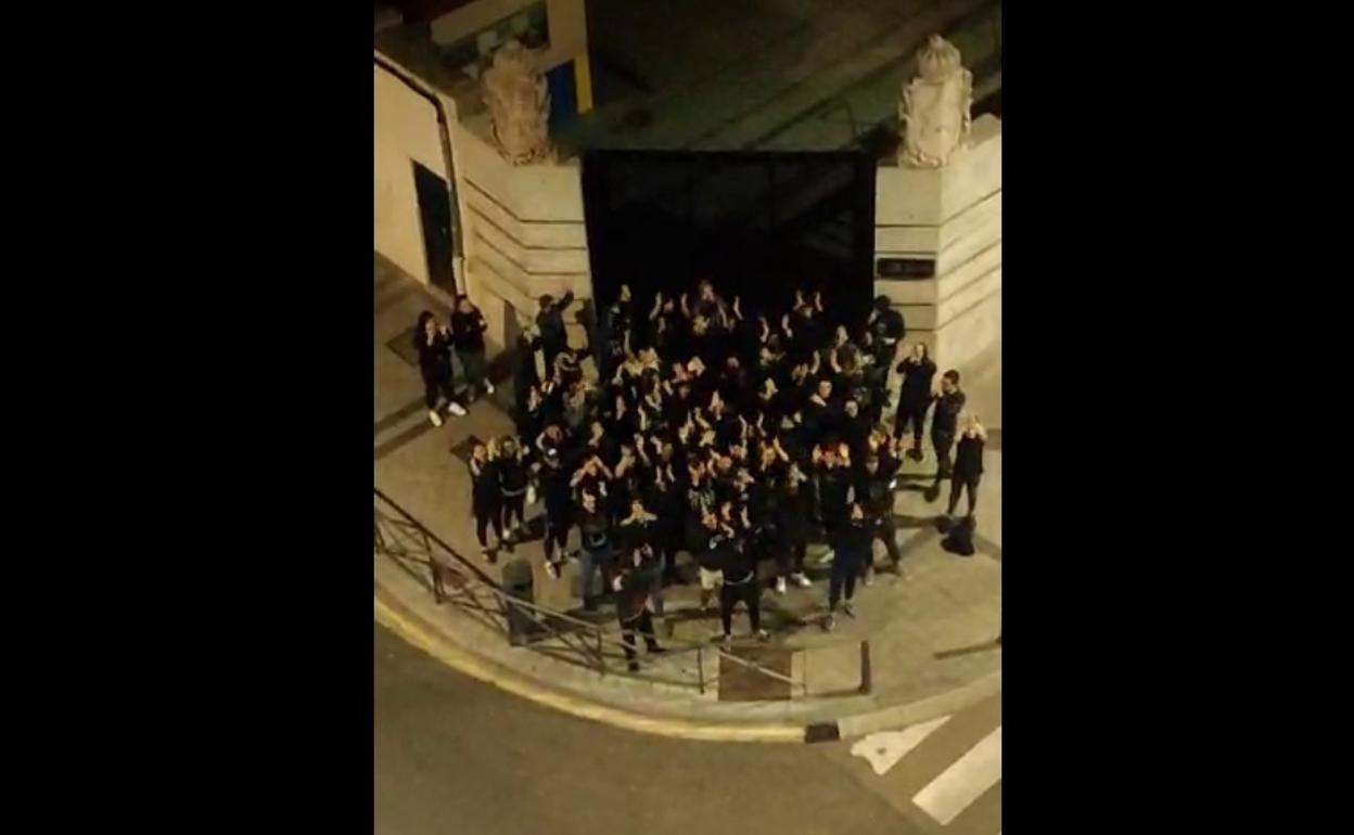 Fotograma del vídeo en el que los estudiantes corean cánticos contra sus 'rivales'. 