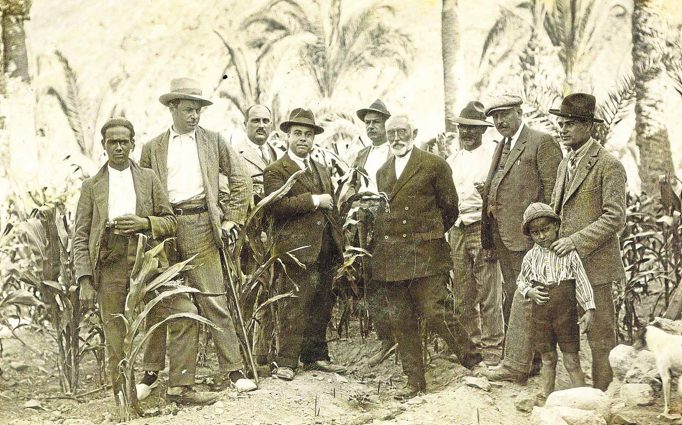 Miguel de Unamuno posa junto a algunos lugareños durante su destierro en la isla de Fuerteventura. 