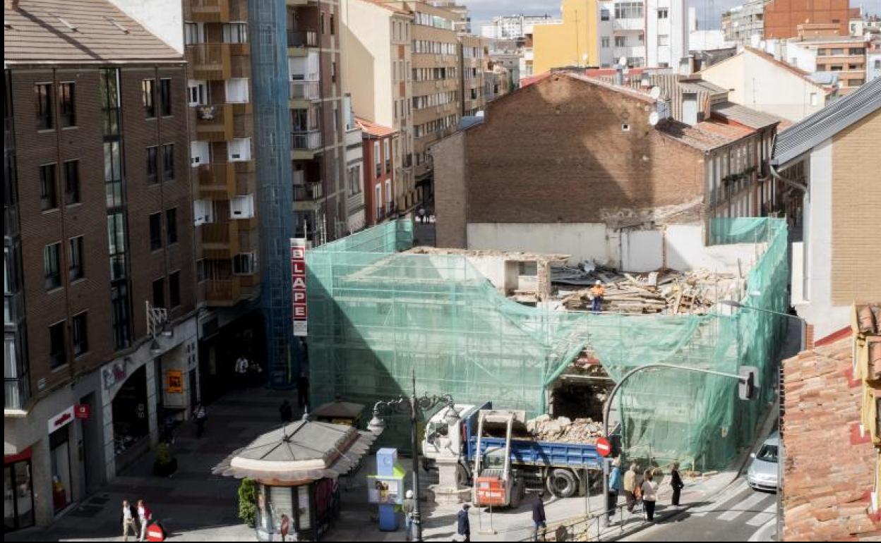 Los operarios derriban el inmueble de la esquina de Cruz Verde, Mantería y José María Lacort. 