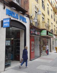 Imagen secundaria 2 - Antiguos locales de Ibiza Piel y el bar Marbella, cuyos negocios se han trasladado a los números 31 (New Marbella) y 17 (Ibiza Piel) de la calle Mantería.