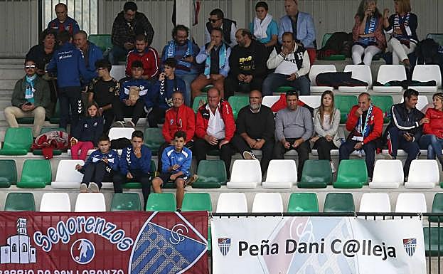 Aficionados de la Segoviana en La Albuera, detrás de las pancartas de la peña Segorenzos y de la peña Dani C@alleja.