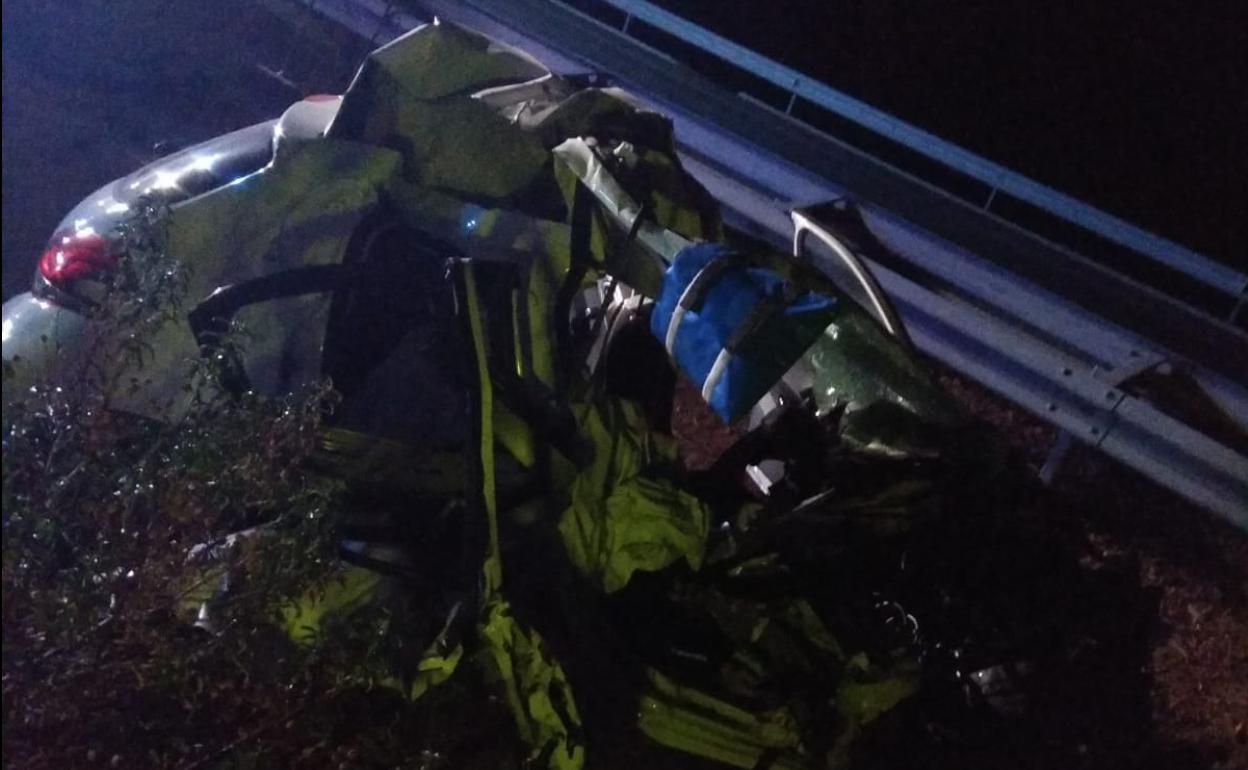 El vehículo destrozado tras el accidente. 