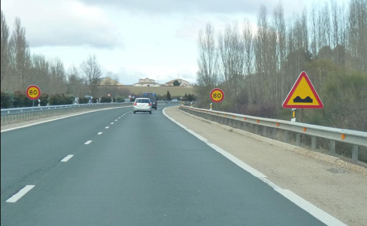 Tramo señalizado que obligaba a reducir la velocidad en la Autovía del Duero entre Tudela y Valladolid.