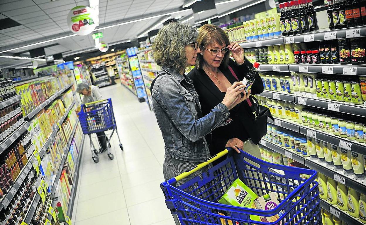 Dos mujeres hacen la compra en un supermercado.