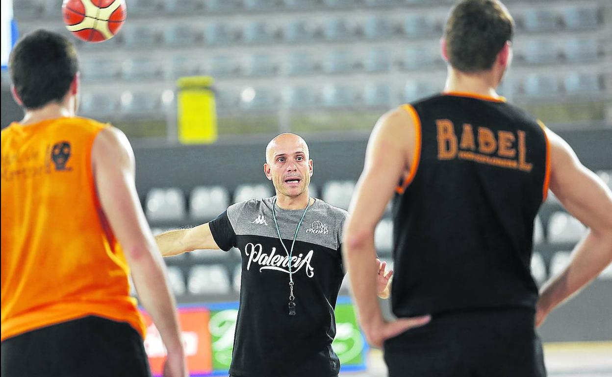 Carles Marco da instrucciones a sus jugadores, durante el entrenamiento celebrado ayer por la tarde en el Pabellón de Deportes.