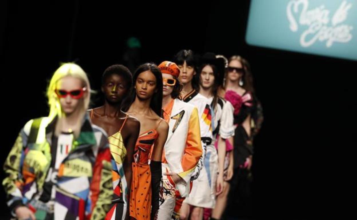 Un grupo de modelos luce las creaciones de la firma Wallapop X María Escoté en la Mercedes-Benz Fashion Week Madrid.