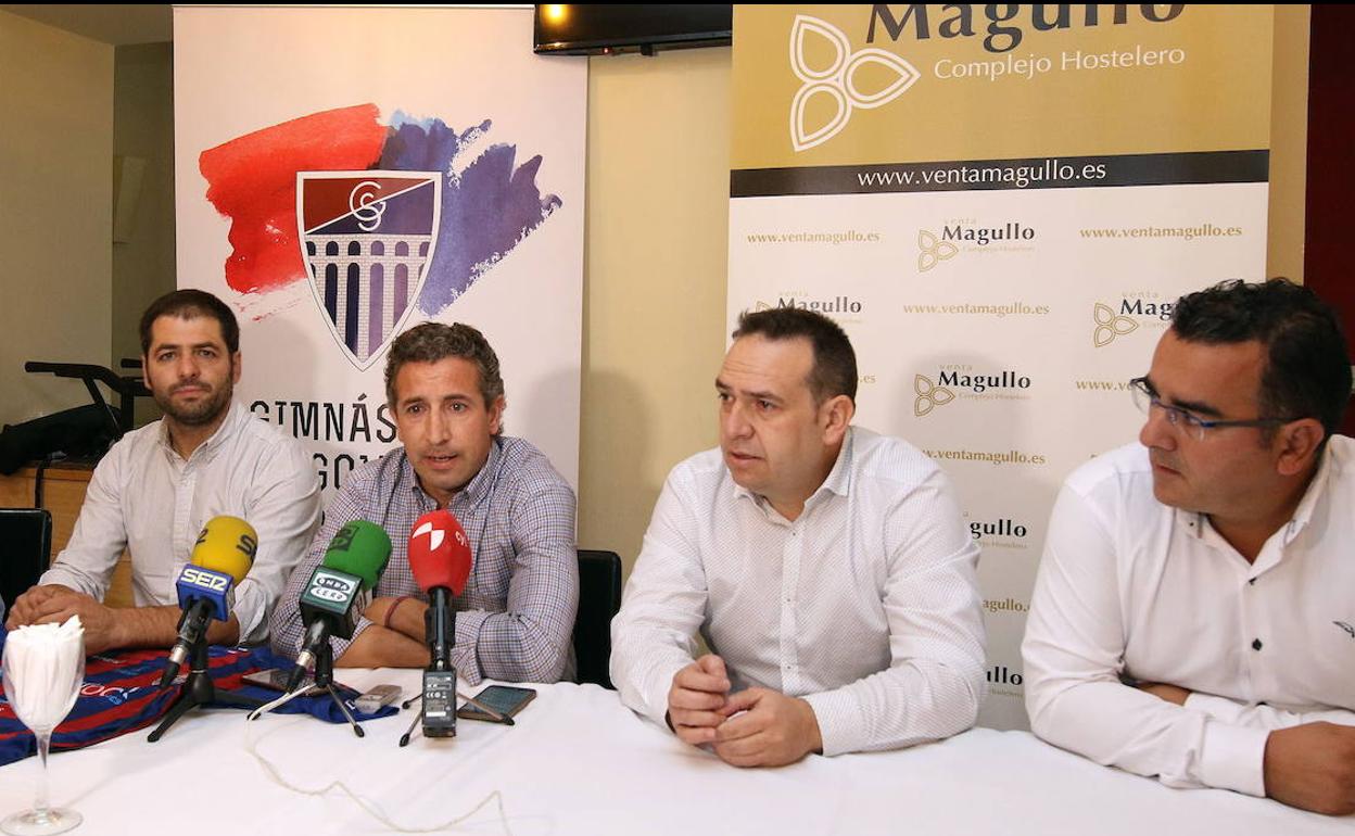 La directiva de la Segoviana el día de la presentación de la propuesta de Teknei. 