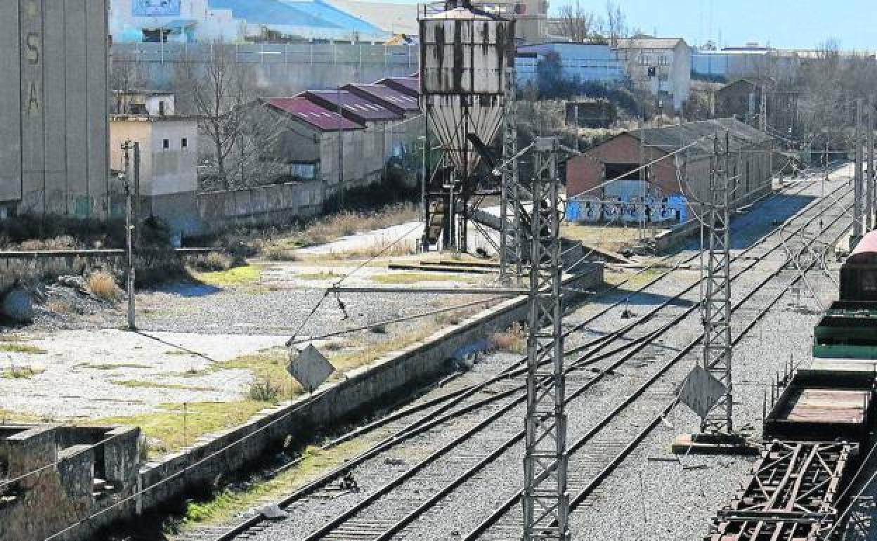 Vías férreas al final del viejo apeadero de Renfe, en los terrenos donde el Ayuntamiento quiere edificar la estación de autobuses. 