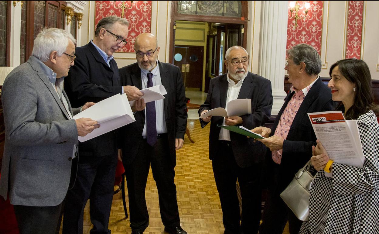 De izquierda a derecha, Carlos Gallego, Fernando Manero, Juan González Posada, Manuel Cambronero, Pedro Carassa y Blanca de Luis, en la presentación de DDOOSS en el Círculo de Recreo. 