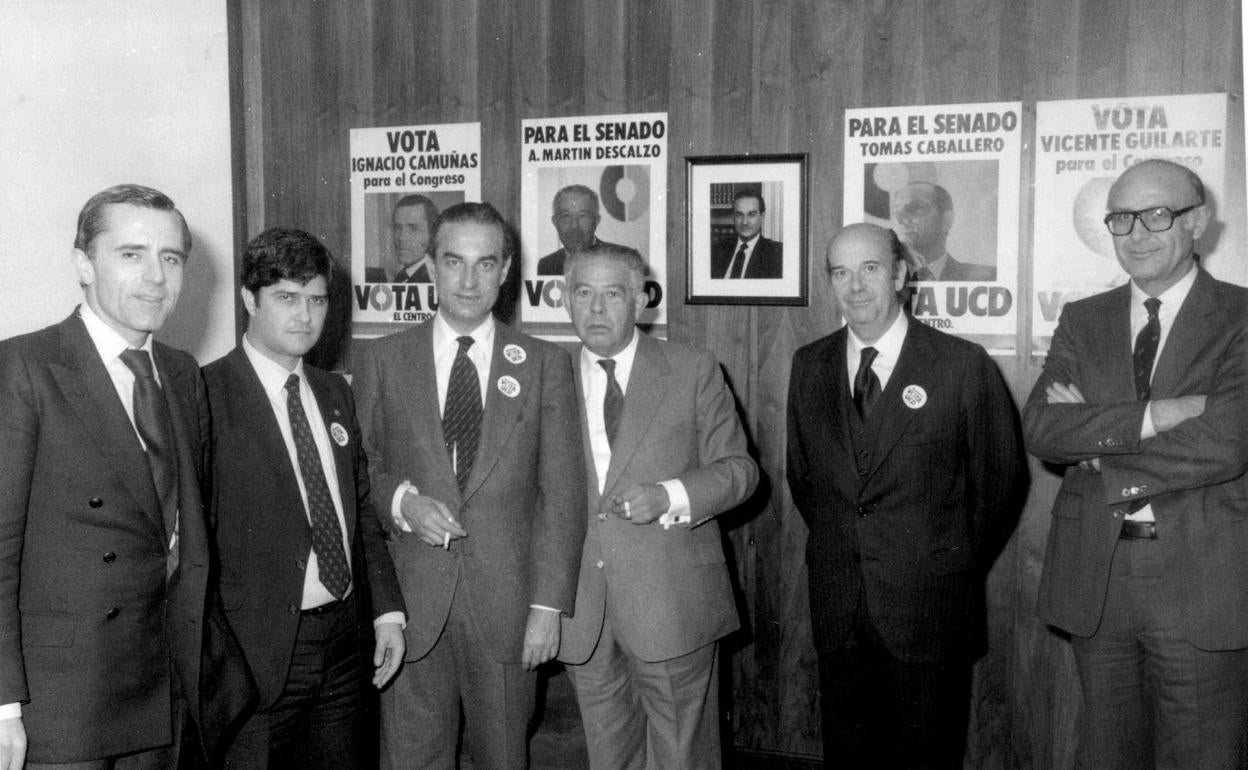 Guilarte, segundo por la derecha y candidato al Congreso en 1982. 