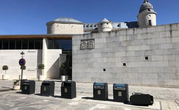 Contenedor derribado en Simancas por la acción de algún vehículo pesado. 