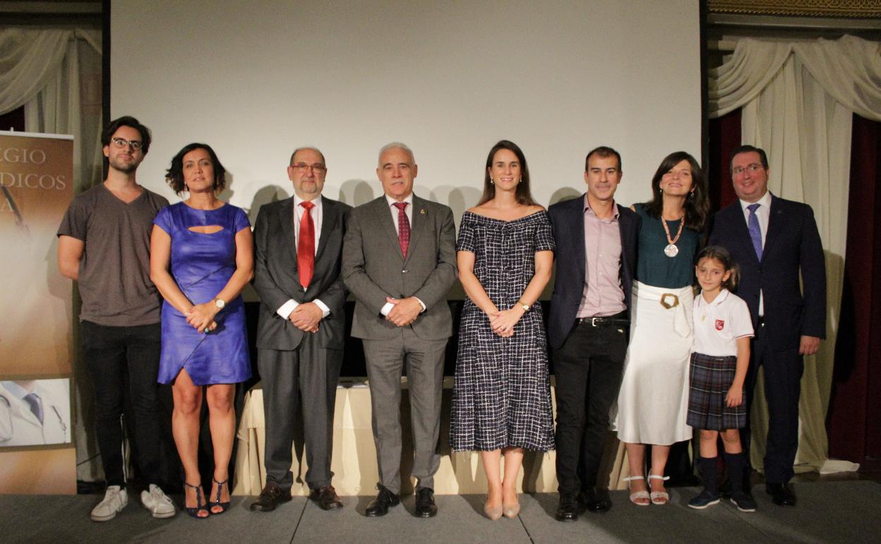 Los premiados, con el presidente del Colegio de Médicos, Enrique Guilabert (en el centro). 