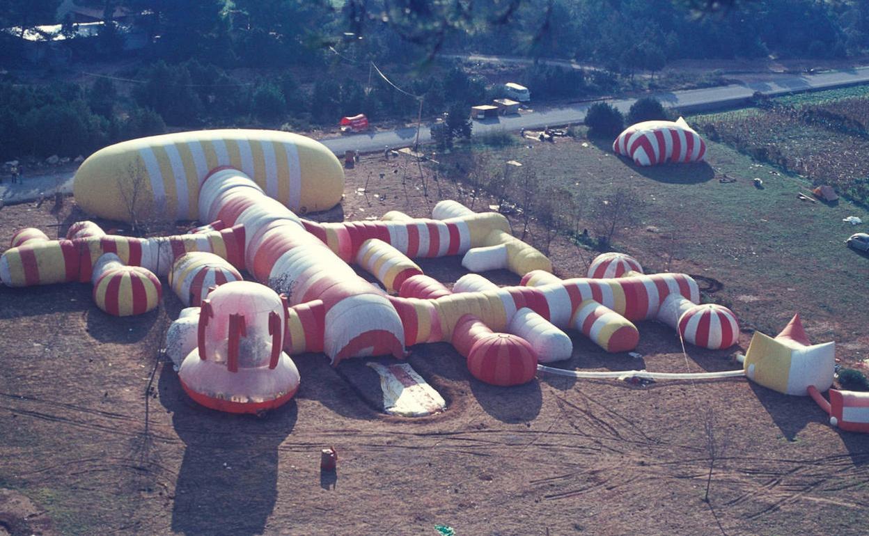 Uno de los proyectos más conocidos de Prada Poole y también de los más controvertidos, 'La Ciudad Instantánea', en Ibiza (1971), vista desde el exterior.