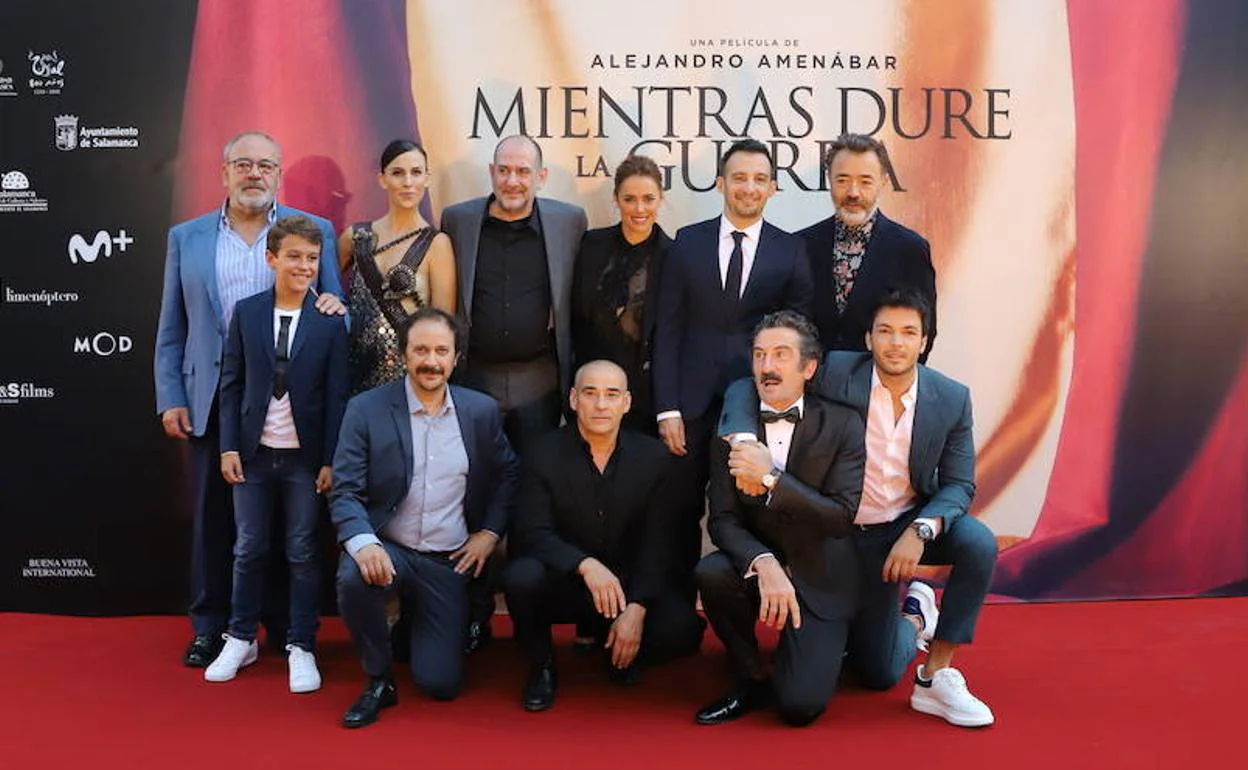 Alejandro Amenábar posa con los actores y el equipo de 'Mientras dure la guerra' en la alfombra roja instalada en el Teatro Liceo con motivo del preestreno de la película.
