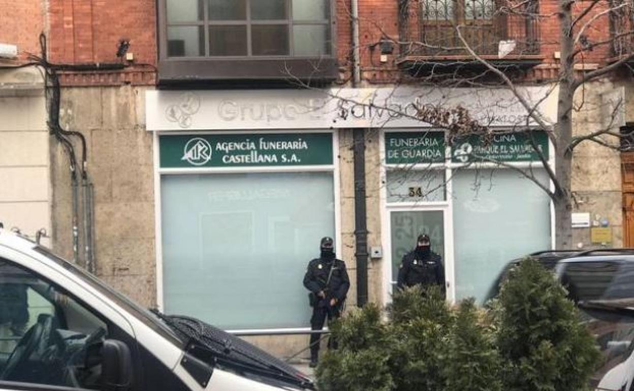 Registros policiales de la Operación Ignis en la sede de la funeraria, el pasado enero. 
