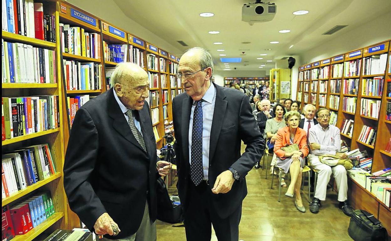 Jerónimo Gallego, izquierda, conversa con José María Tejerina antes del acto. 