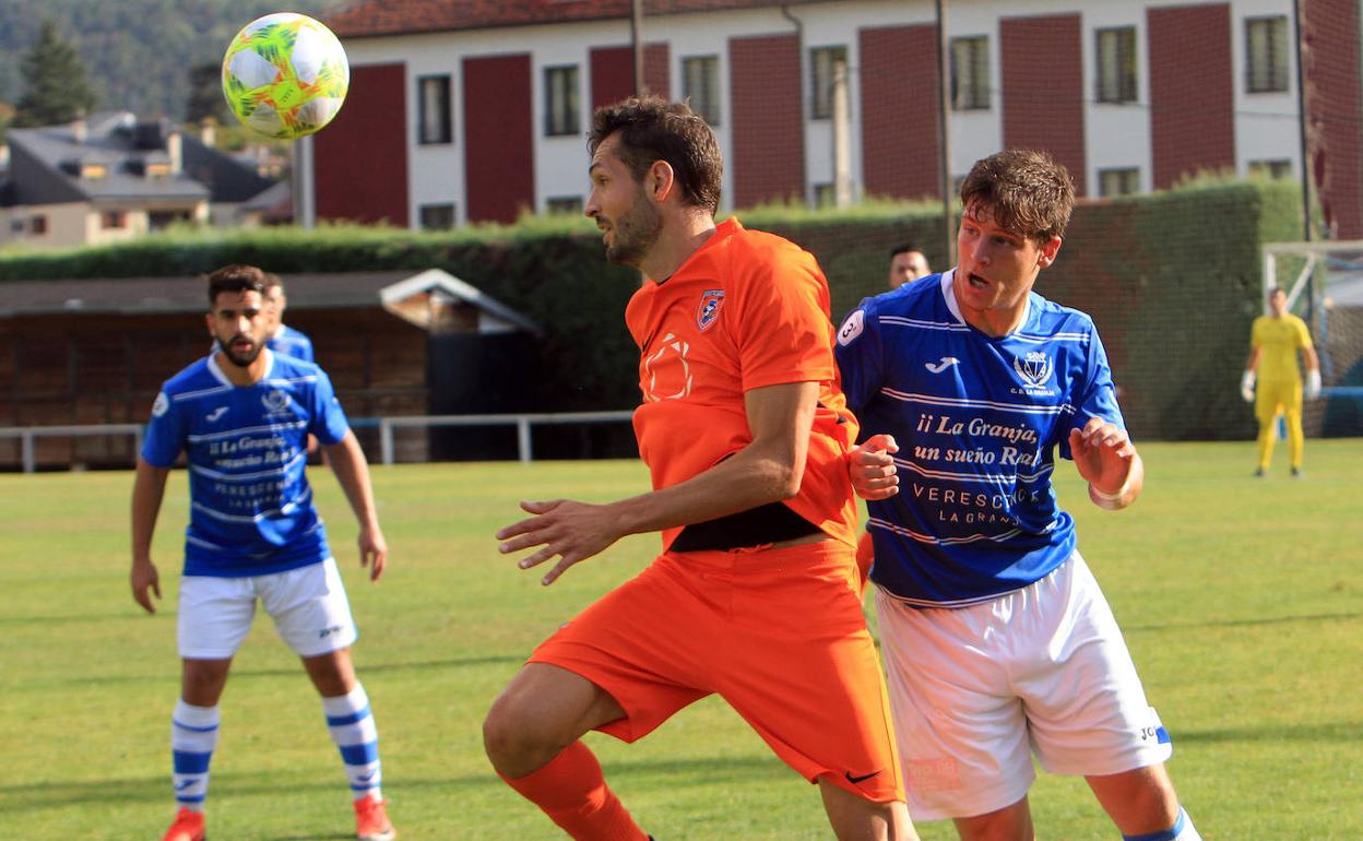 Dani Lázaro pelea el balón ante un rival del Burgos Promesas. 