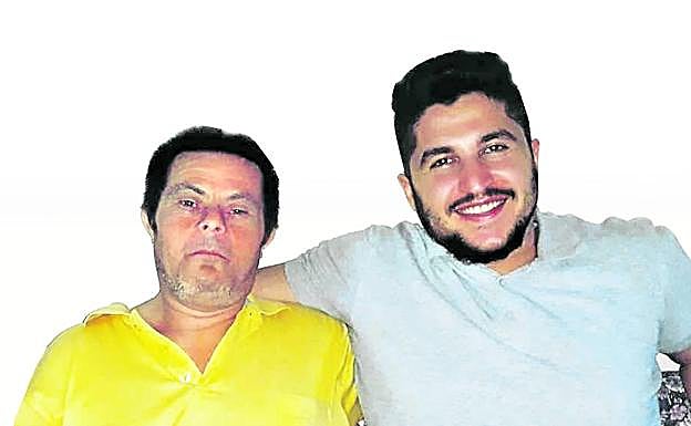 El estudiante sirio Sader Issa, junto a su padre. 