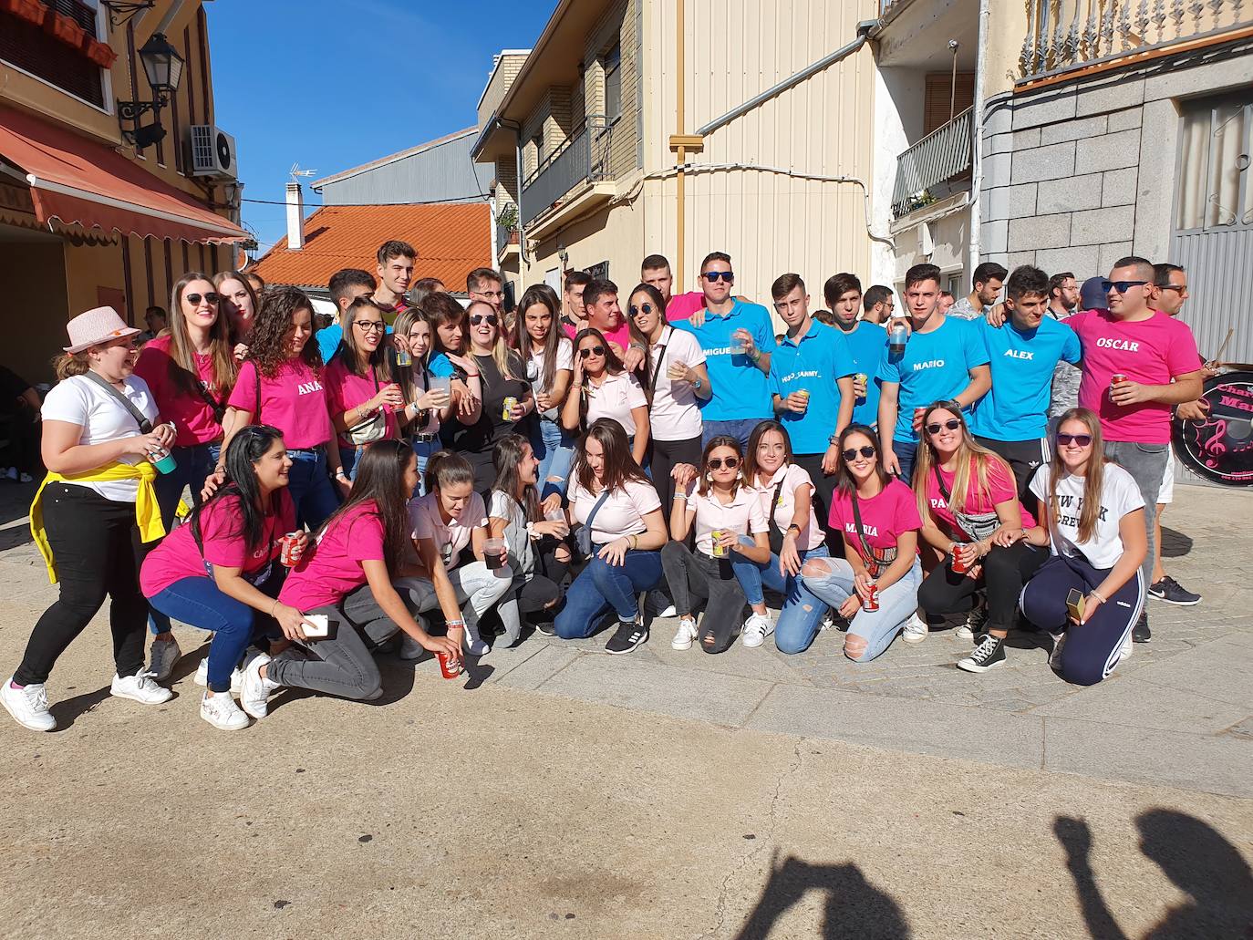 Las peñas marcaron el viernes el ritmo al inicio de las fiestas patronales de San Miguel de Valero, que este año incluían una novedad y era el chupinazo desde el balcón del Ayuntamiento para abrir las fiestas, amenizado por la charanga Manliao.