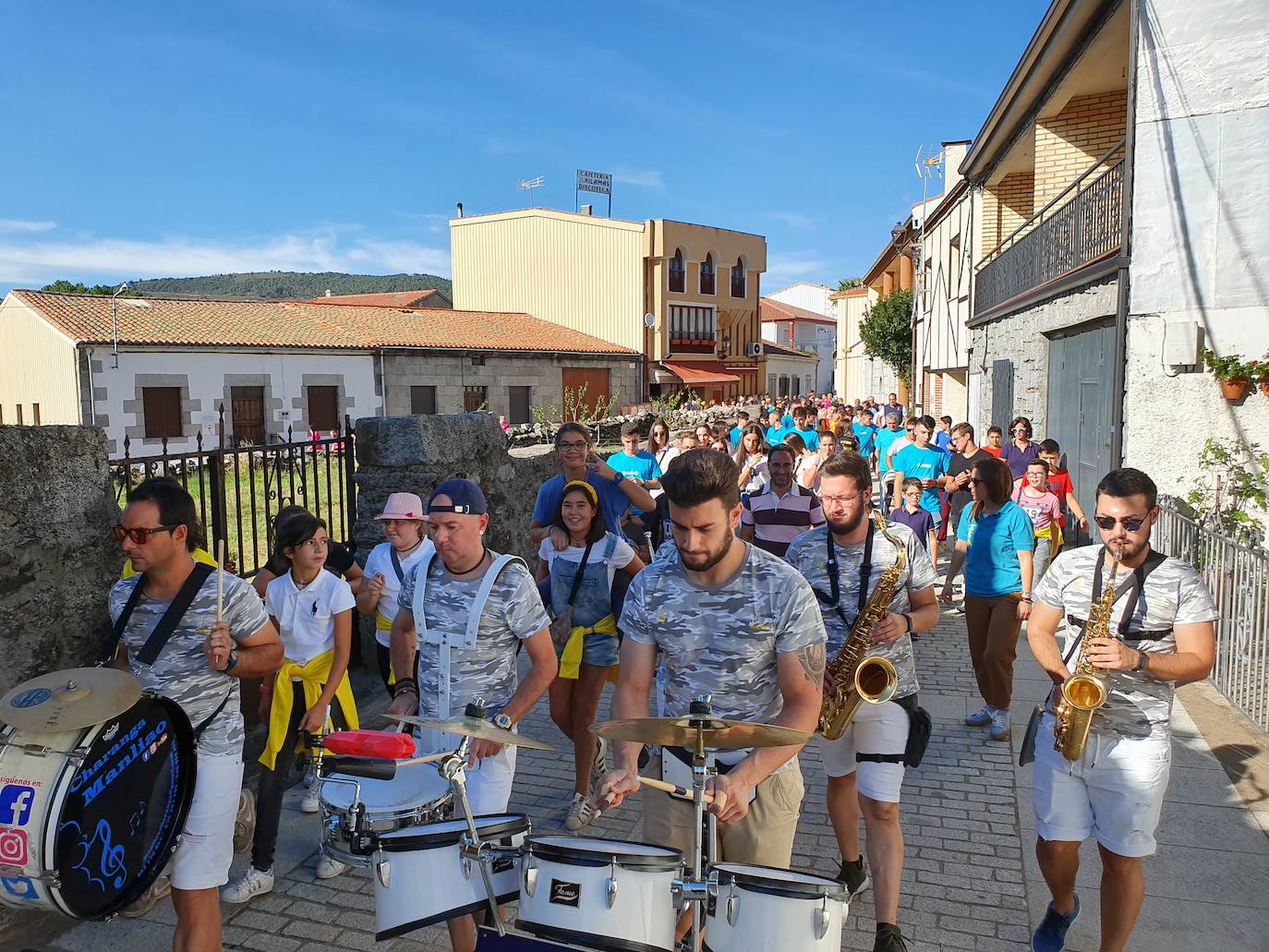 Las peñas marcaron el viernes el ritmo al inicio de las fiestas patronales de San Miguel de Valero, que este año incluían una novedad y era el chupinazo desde el balcón del Ayuntamiento para abrir las fiestas, amenizado por la charanga Manliao.