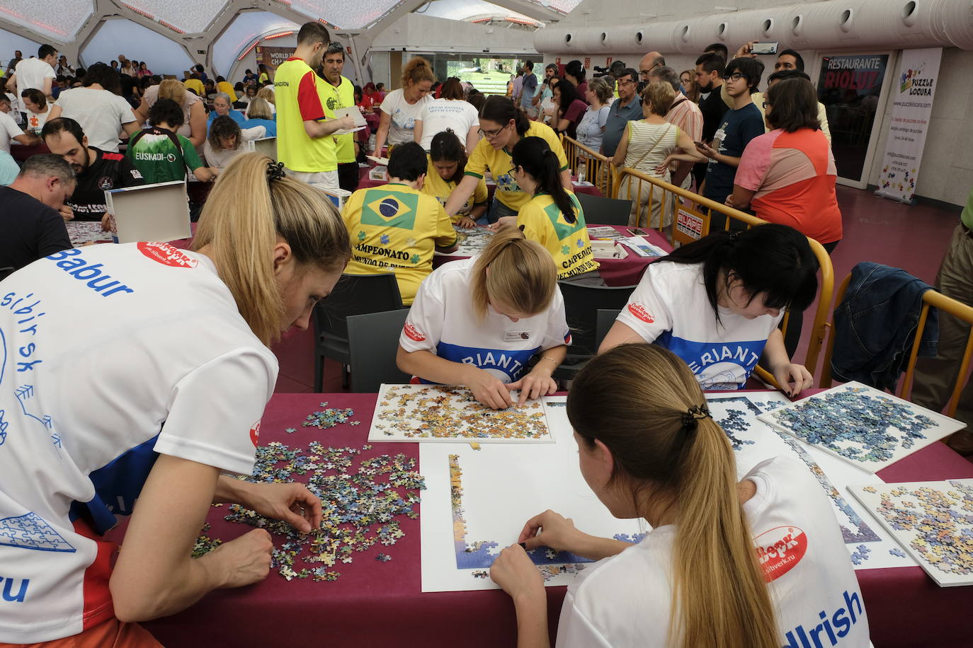 Unos 700 aficionados de 40 países diferentes participan este fin de semana en el I Campeonato del Mundo de Puzles que se celebra en la Cúpula del Mileno de Valladolid y que ha dado inicio hoy sábado con el torneo por equipos, al que seguirán mañana las disciplinas individual y por parejas. En total, el certamen, que cuenta con el apoyo del Ayuntamiento, repartirá 2.500 euros en premios.