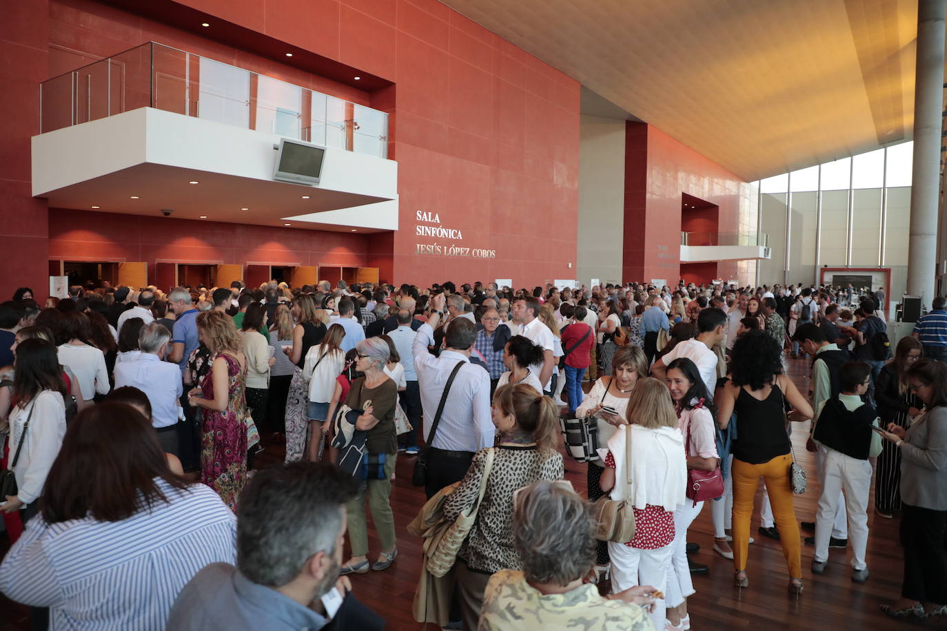 Una pareja baila en la puerta del Auditorio Miguel Delibes. 
