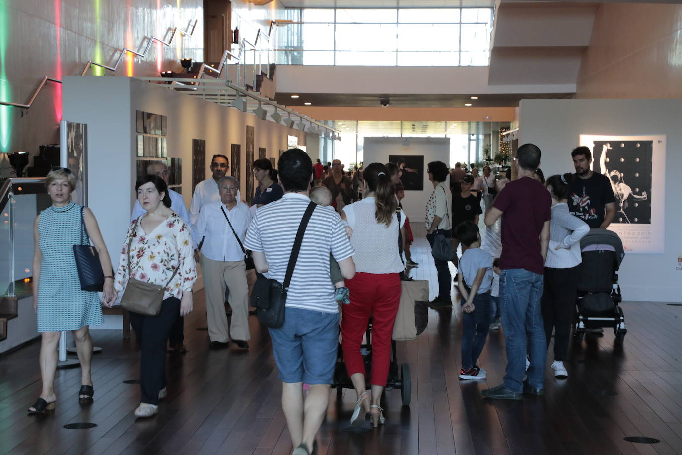 Una pareja baila en la puerta del Auditorio Miguel Delibes. 