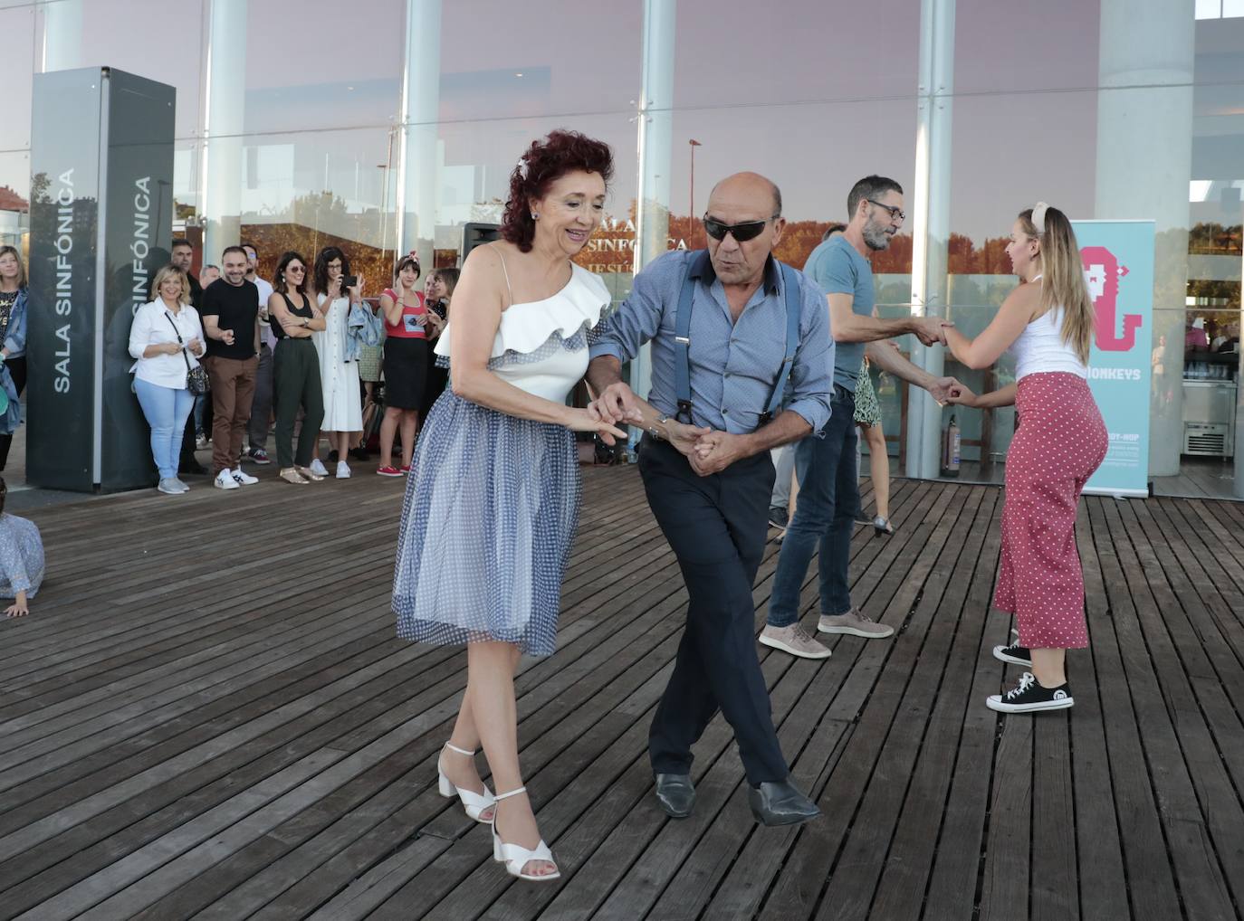 Una pareja baila en la puerta del Auditorio Miguel Delibes. 