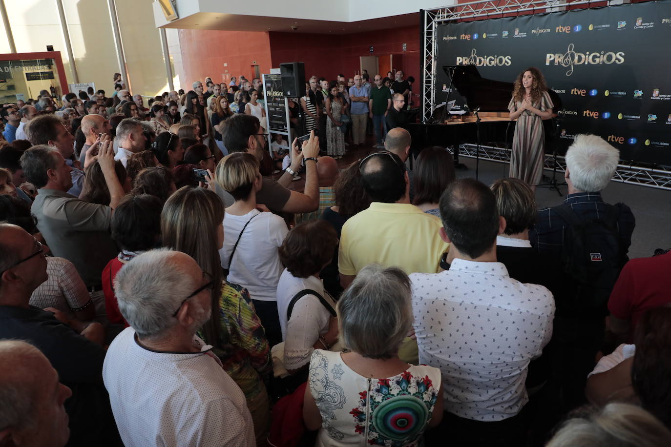 Una pareja baila en la puerta del Auditorio Miguel Delibes. 