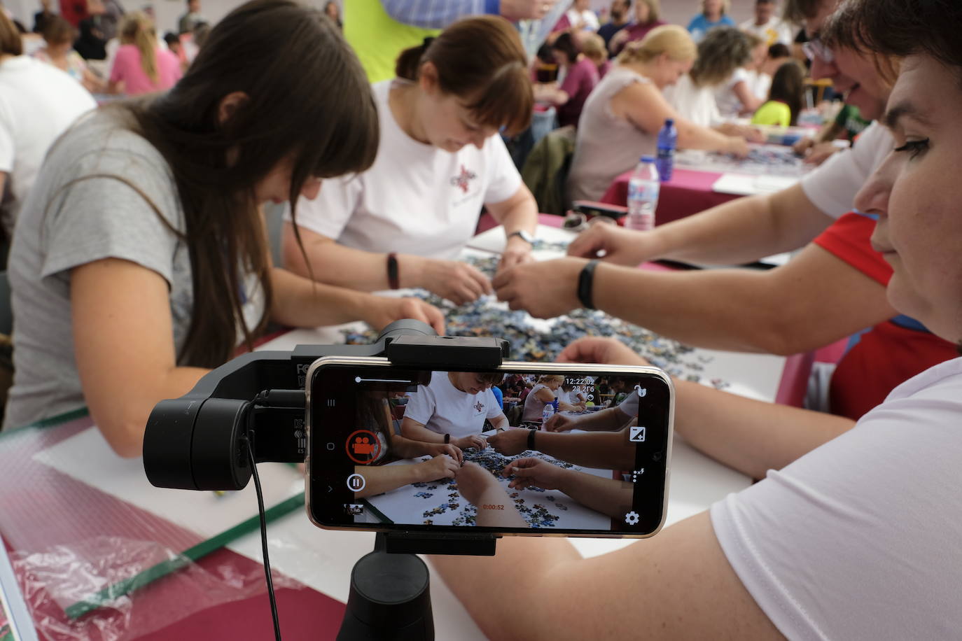 Unos 700 aficionados de 40 países diferentes participan este fin de semana en el I Campeonato del Mundo de Puzles que se celebra en la Cúpula del Mileno de Valladolid y que ha dado inicio hoy sábado con el torneo por equipos, al que seguirán mañana las disciplinas individual y por parejas. En total, el certamen, que cuenta con el apoyo del Ayuntamiento, repartirá 2.500 euros en premios.